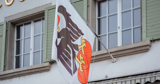 Fahne an Haus befestigt