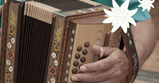 Orgel in der Hand, Zwei Edelweissblumen im oberen rechten Ecken.